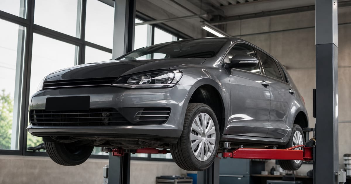 Petite voiture essence sur un pont élévateur pour une inspection avant achat